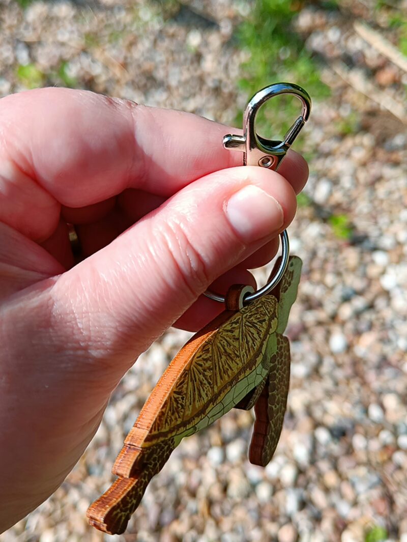 Clasp on wooden sea turtle keyring
